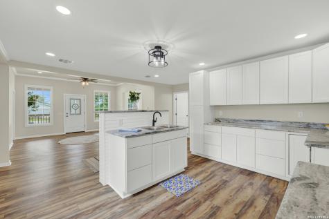 312 N Lavernia Marion TX 78124