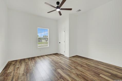 312 N Lavernia Marion TX 78124