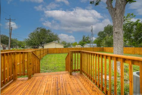 312 N Lavernia Marion TX 78124