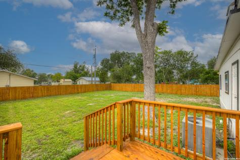 312 N Lavernia Marion TX 78124