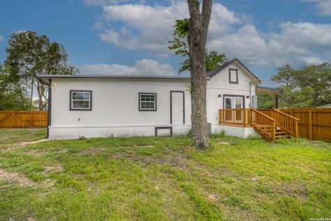 312 N Lavernia Marion TX 78124