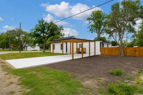 312 N Lavernia Marion TX 78124