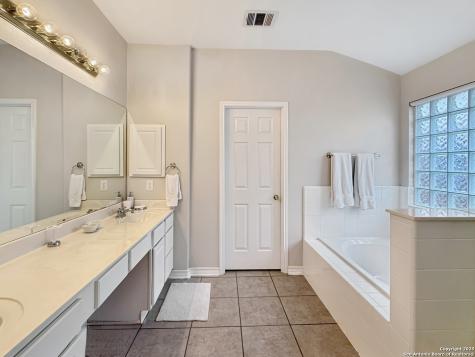 1123 Willow Knoll San Antonio TX 78258