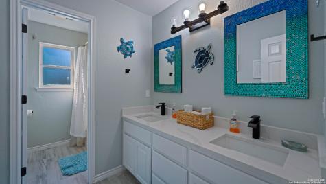 303 Square Rigger Rockport TX 78382