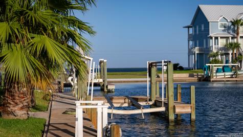 303 Square Rigger Rockport TX 78382