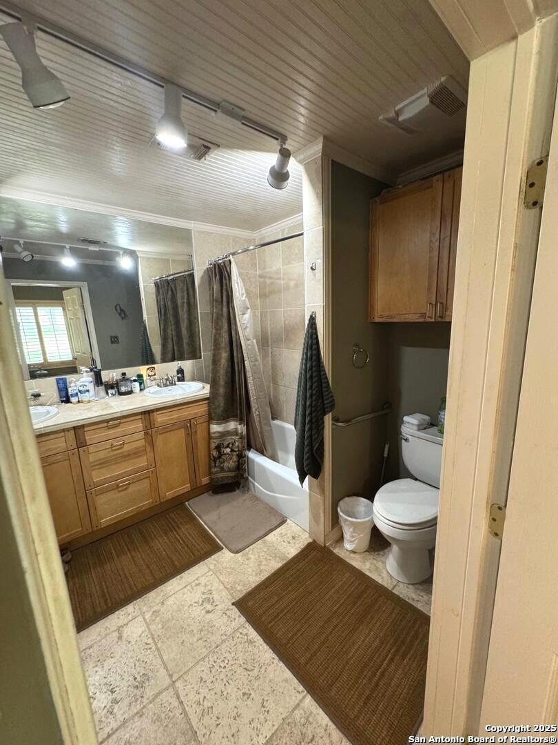2485 Bump Gate Pipe Creek TX 78063