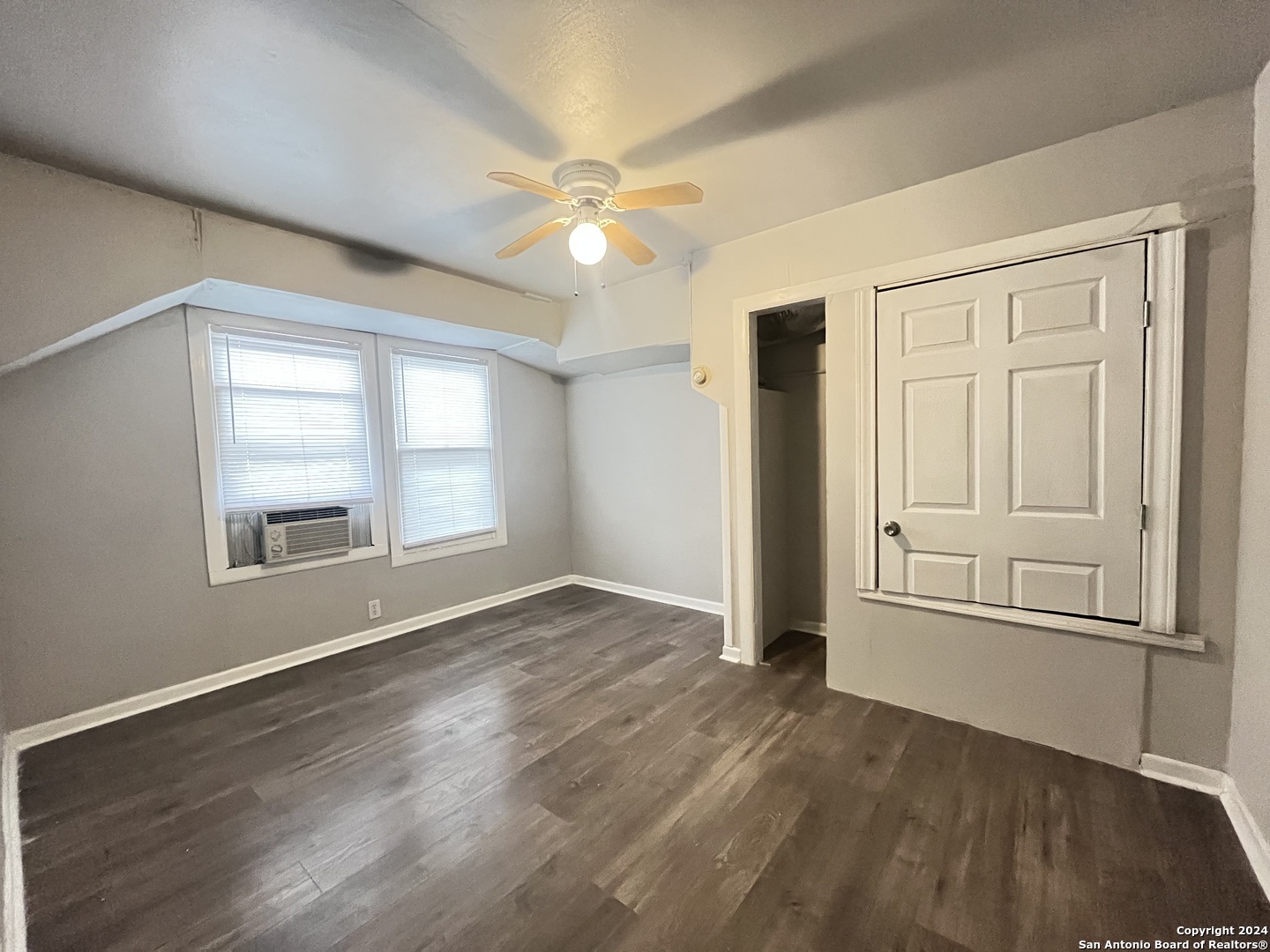 621 S Elmendorf San Antonio TX 78207