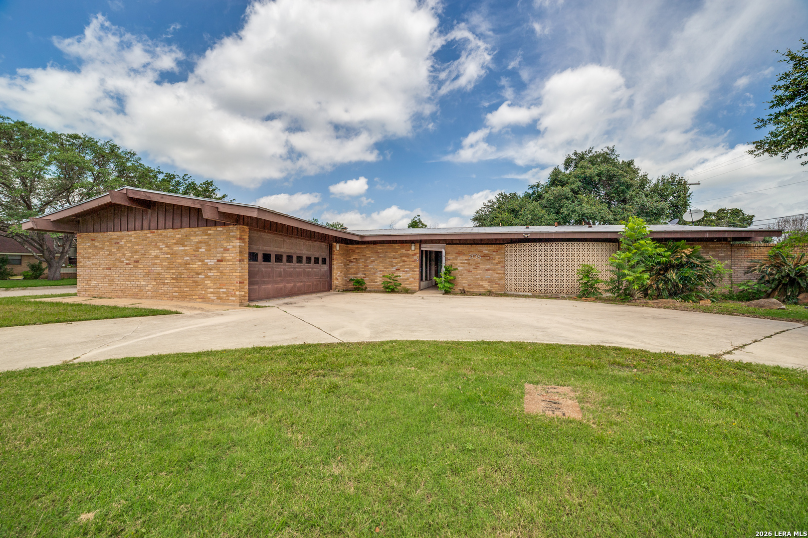 206 Jay Drive Devine TX 78016