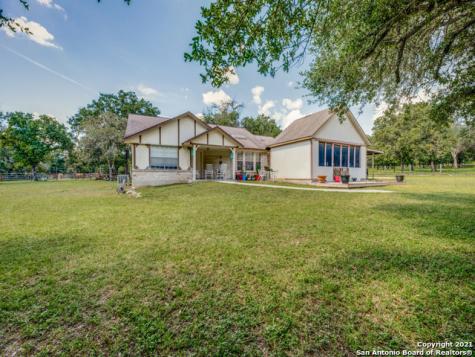 122 Willow Creek Drive Floresville TX 78114