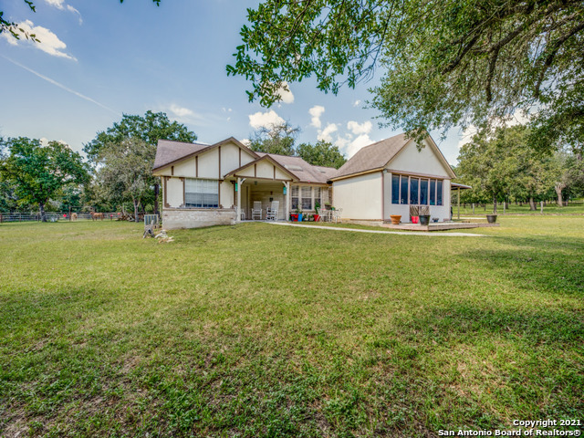 122 Willow Creek Drive Floresville TX 78114