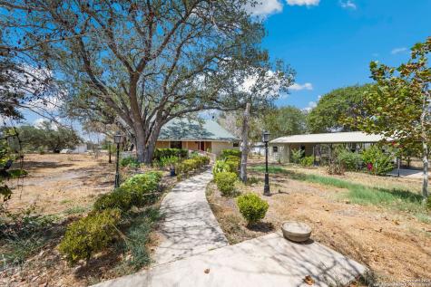 106 Hickory Circle Floresville TX 78114