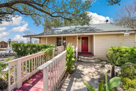 106 Hickory Circle Floresville TX 78114