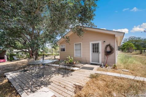 106 Hickory Circle Floresville TX 78114