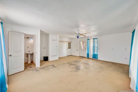 106 Hickory Circle Floresville TX 78114