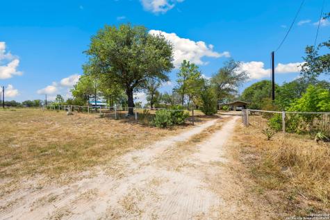 106 Hickory Circle Floresville TX 78114