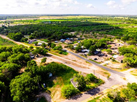 710 Goliad Road Floresville TX 78114