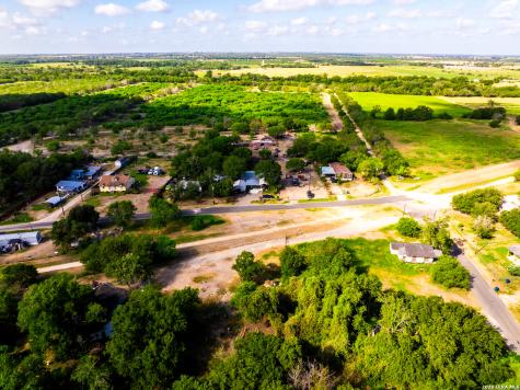 710 Goliad Road Floresville TX 78114