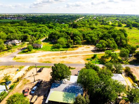710 Goliad Road Floresville TX 78114