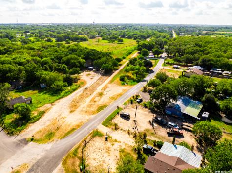 710 Goliad Road Floresville TX 78114