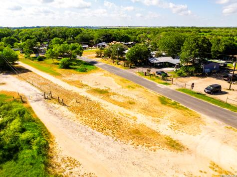 710 Goliad Road Floresville TX 78114