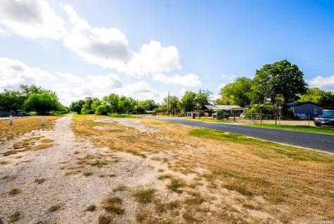 710 Goliad Road Floresville TX 78114