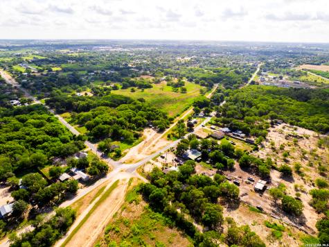 710 Goliad Road Floresville TX 78114