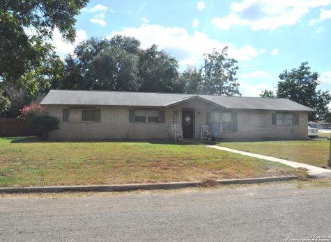 1005 Robin Avenue Devine TX 78016