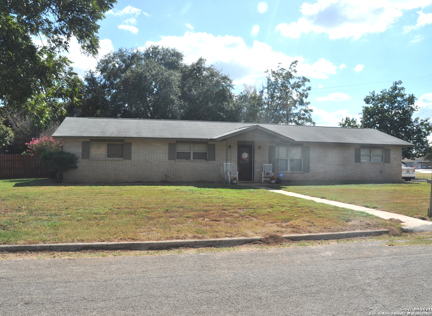 1005 Robin Avenue Devine TX 78016