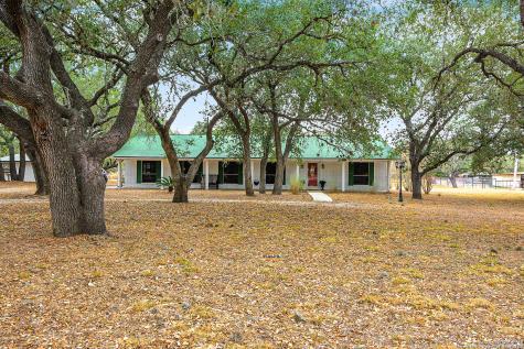 104 Live Oak Drive Pleasanton TX 78064