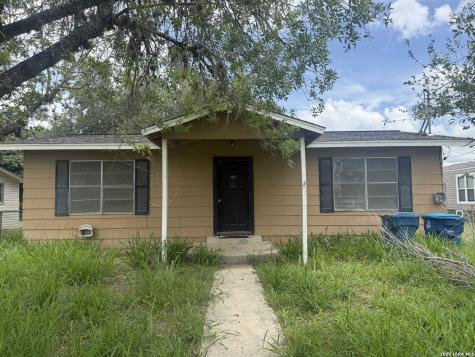 1025 Bowen Street Pleasanton TX 78064