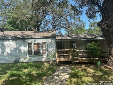 711 Burmeister Street Pleasanton TX 78064