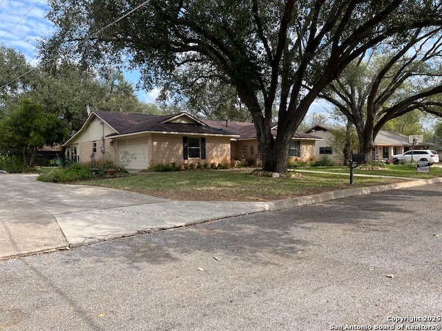 1216 Mockingbird Pleasanton TX 78064