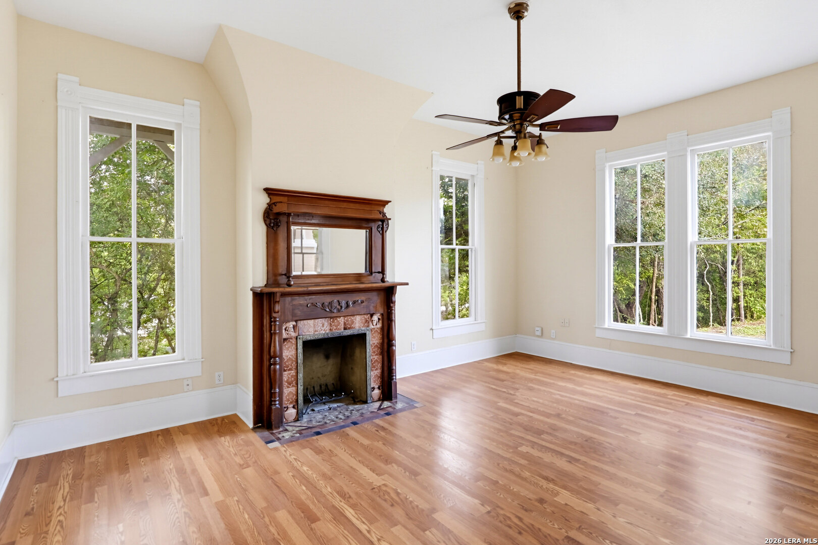 221 W Washington Seguin TX 78155