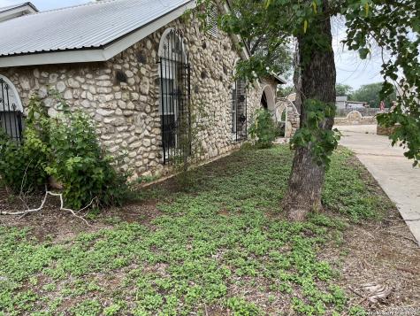 401 E Hugo Street Dilley TX 78017