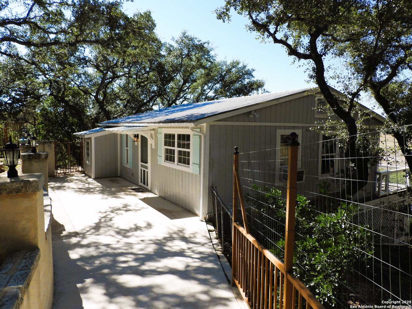196 Whispering Oak Lane Lakehills TX 78063