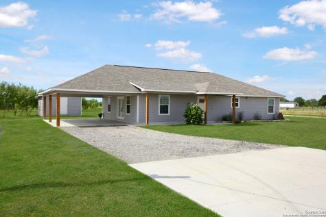 1034 County Road 6710 Natalia TX 78059