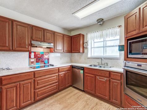 1026 Eagle Creek Drive Floresville TX 78114