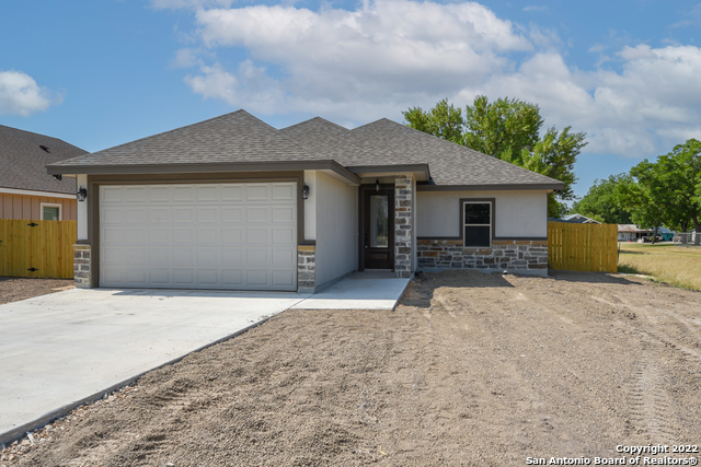 203 W Wetz Street Marion TX 78124