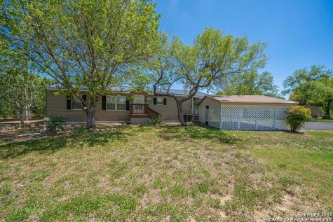 813 County Road 4638 Hondo TX 78861
