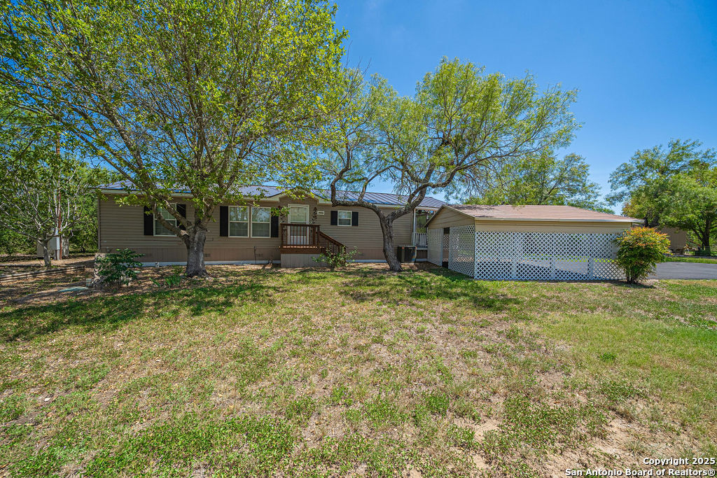 813 County Road 4638 Hondo TX 78861
