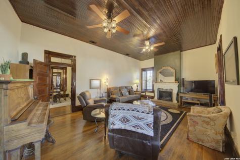 405 W Avenue E Alpine TX 79830