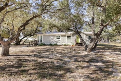 107 Harvest Lane Floresville TX 78114