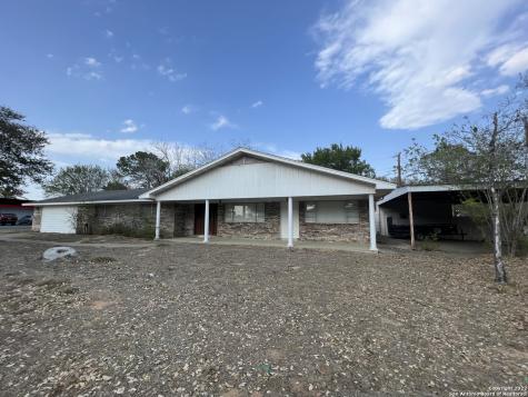1206 N Bryant Street Pleasanton TX 78064