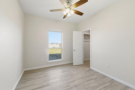 1734 Crooked Creek Pleasanton TX 78064