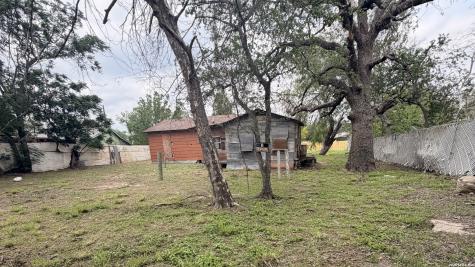 508 N Bright Drive Devine TX 78016