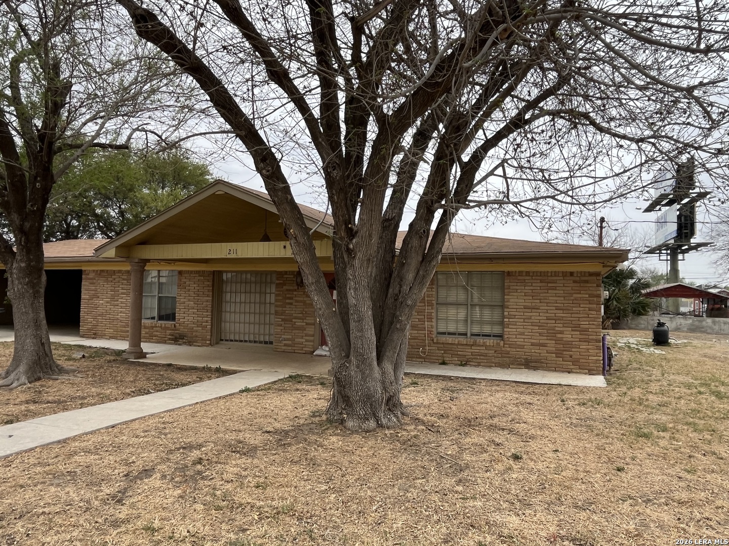 211 E Alamo Carrizo Springs TX 78834