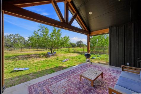 2525 Tomblin Road Bigfoot TX 78005