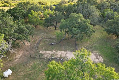 2525 Tomblin Road Bigfoot TX 78005
