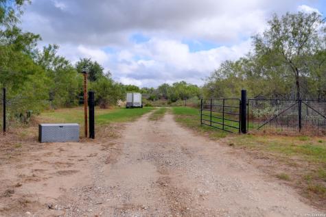 2525 Tomblin Road Bigfoot TX 78005