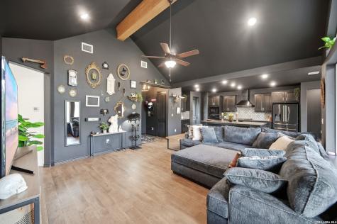 2525 Tomblin Road Bigfoot TX 78005